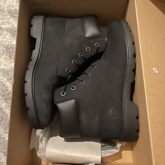 Black Timberland boots. - Picture 3 of 7